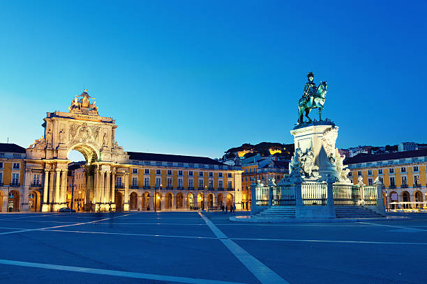 vista piazza del commercio a Lisbona, porta e monumento illuminato al tramonto